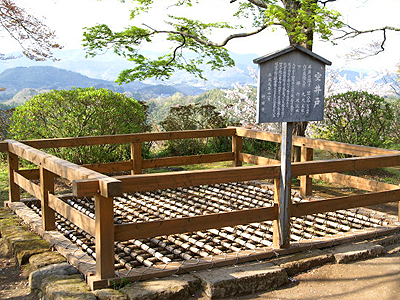岡城の空井戸
